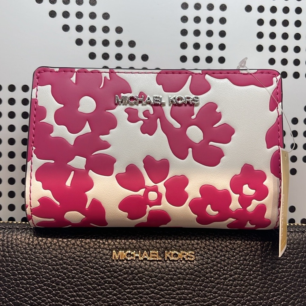 Michael Kors Jet Set Medium Floral Print Bi-Fold Wallet
Dragonfruit
NWT - Picture 2 of 16